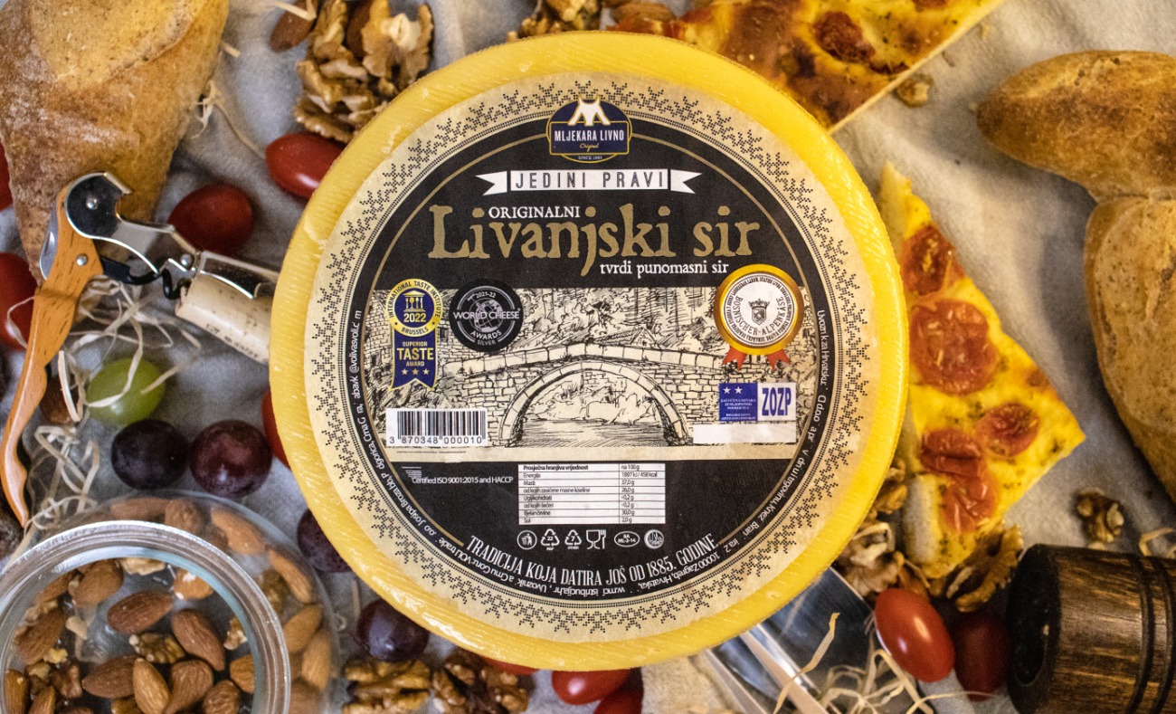 Livanjski sir na stolu dekoriran različitim detaljima - Mljekara Livno